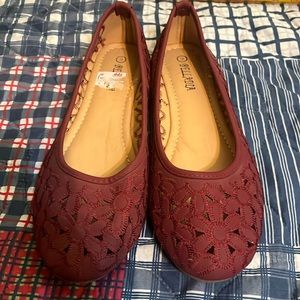 🎉SALE🎉$7 or 2 for $10🎉🩷❤️Brand new Women’s burgundy flats❤️🩷
